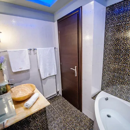 One Of A Kind Luxury In Center Near Helexpo 아파트 *
