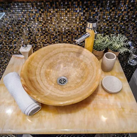 One Of A Kind Luxury In Center Near Helexpo 아파트 *